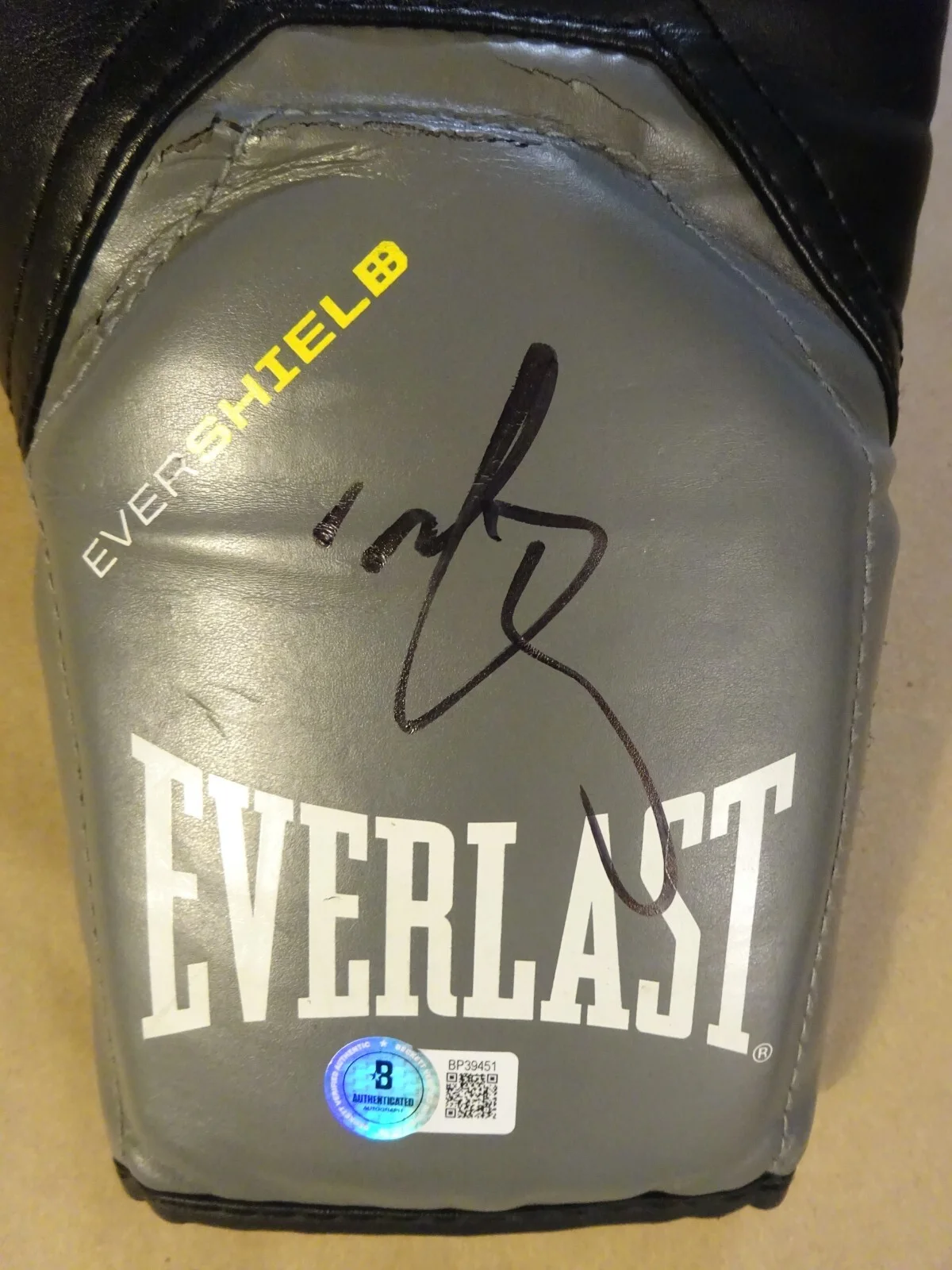 Mark Wahlberg — Signed Mark Wahlberg Autographed Everlast Boxing Glove The Fighter BAS COA, image 2