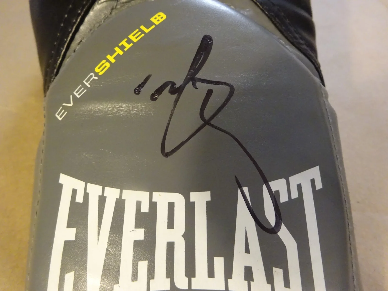 Mark Wahlberg — Signed Mark Wahlberg Autographed Everlast Boxing Glove The Fighter BAS COA, image 3
