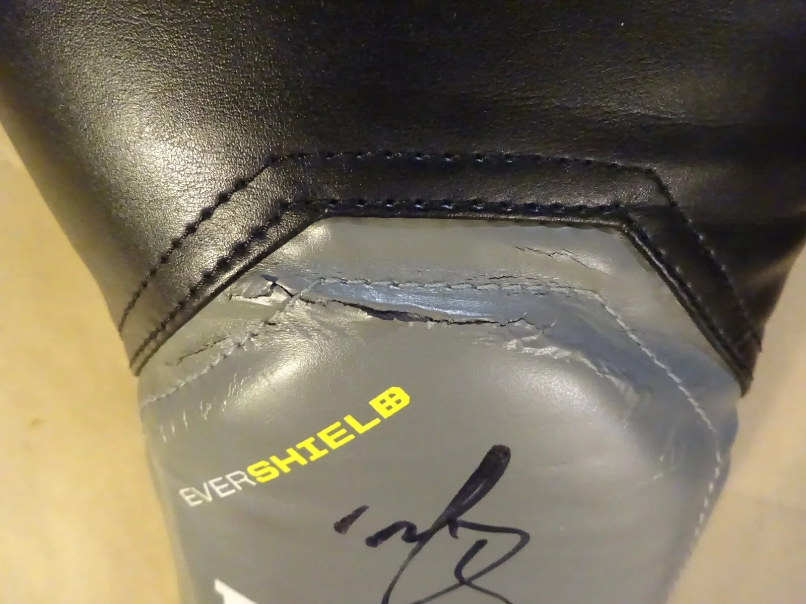 Mark Wahlberg — Signed Mark Wahlberg Autographed Everlast Boxing Glove The Fighter BAS COA, image 5