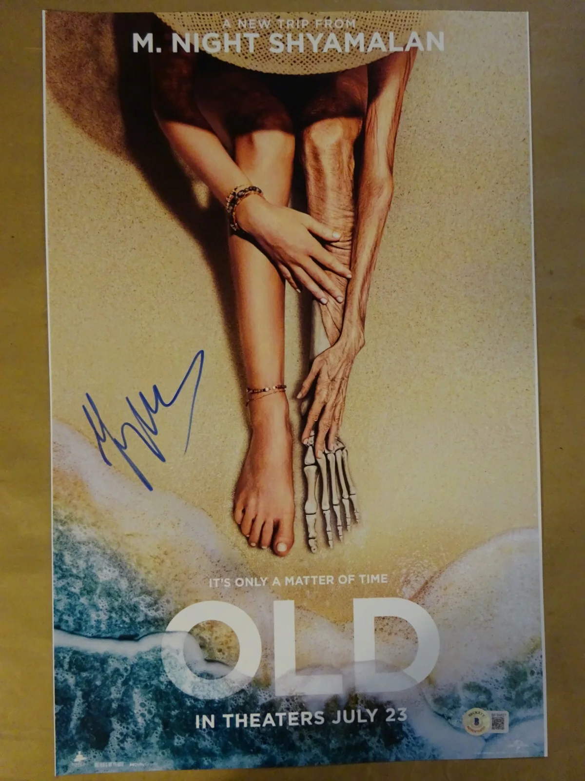 M Night Shyamalan — Signed M Night Shyamalan Autographed Old 11"x17" Photo Beckett BAS COA