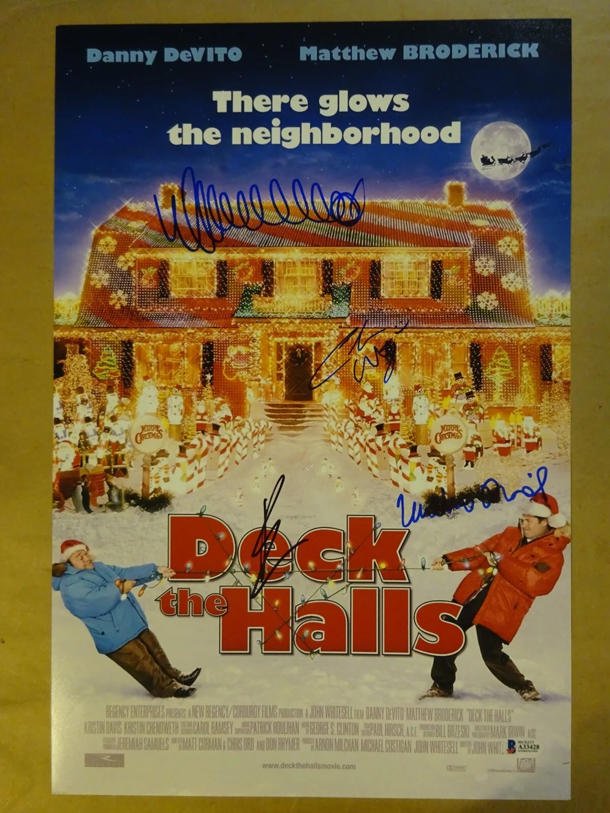 Danny DeVito, Matthew Broderick, Kristin Chenoweth — Deck The Halls 11"x17" Photo Signed By 4 Devito Broderick + Beckett COA LOA, изображение 2