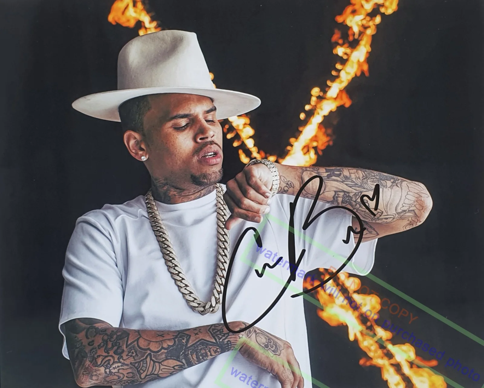 CHRIS BROWN — CHRIS BROWN Signed Autographed 8X10 Photo