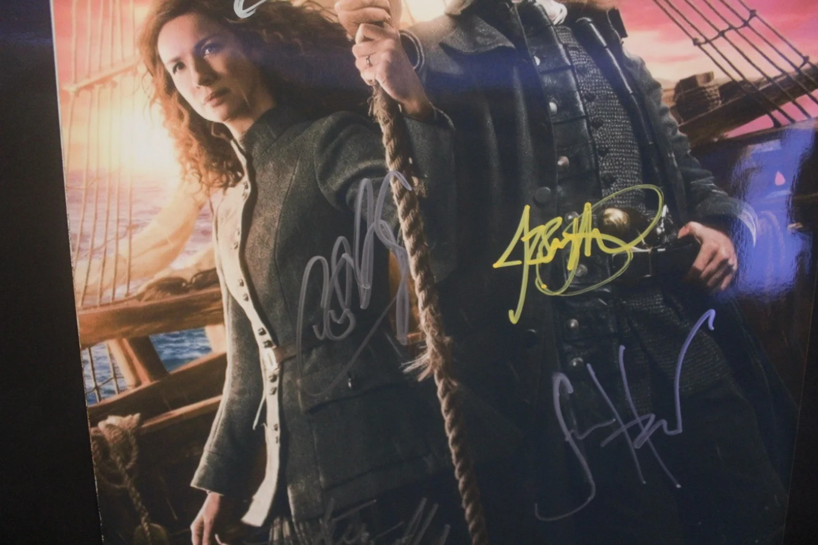 Sam Heughan, Caitríona Balfe, Richard Rankin, John Bell — Signed Poster - Outlander - Sam Heughan, TV Series, 11x17 +COA, изображение 3