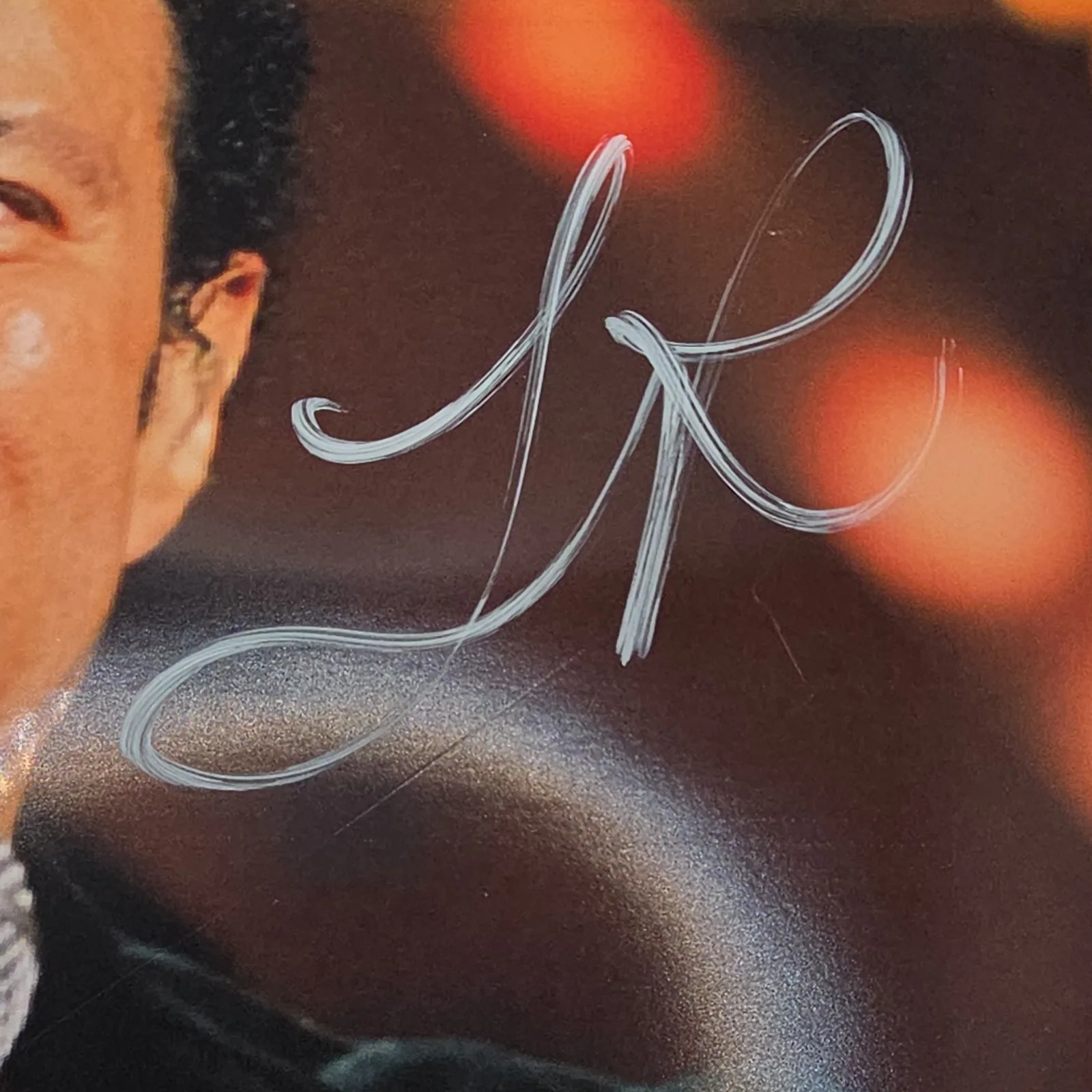 Lionel Richie Autographed Music Photograph 8.5x11 in Original VS Authenticated, image 2