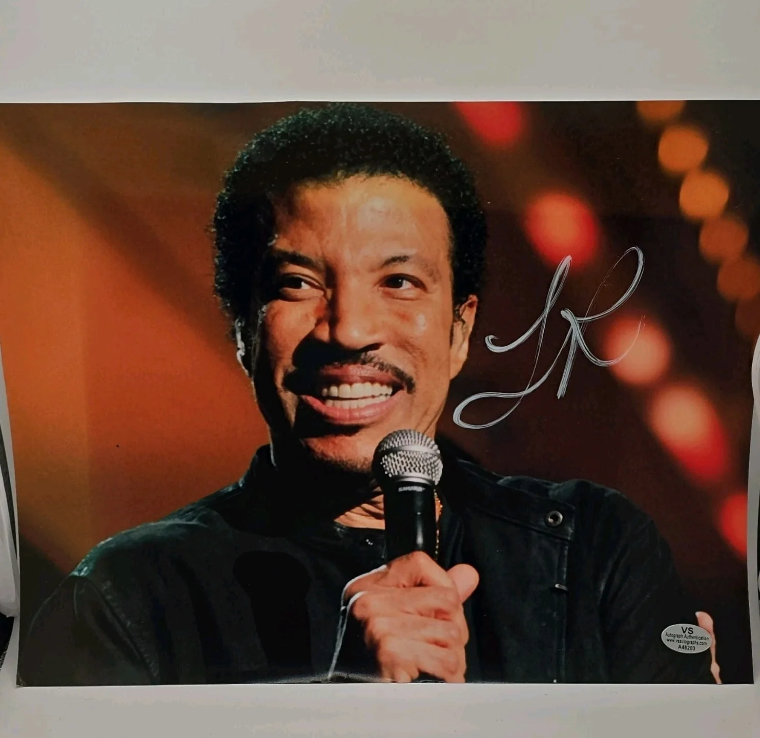 Lionel Richie Autographed Music Photograph 8.5x11 in Original VS Authenticated, image 4