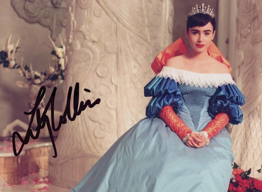 LILY COLLINS — Lily Collins signed "MIRROR MIRROR" 8x10 Photo EMILY IN PARIS Full Sig ACOA COA, изображение 5