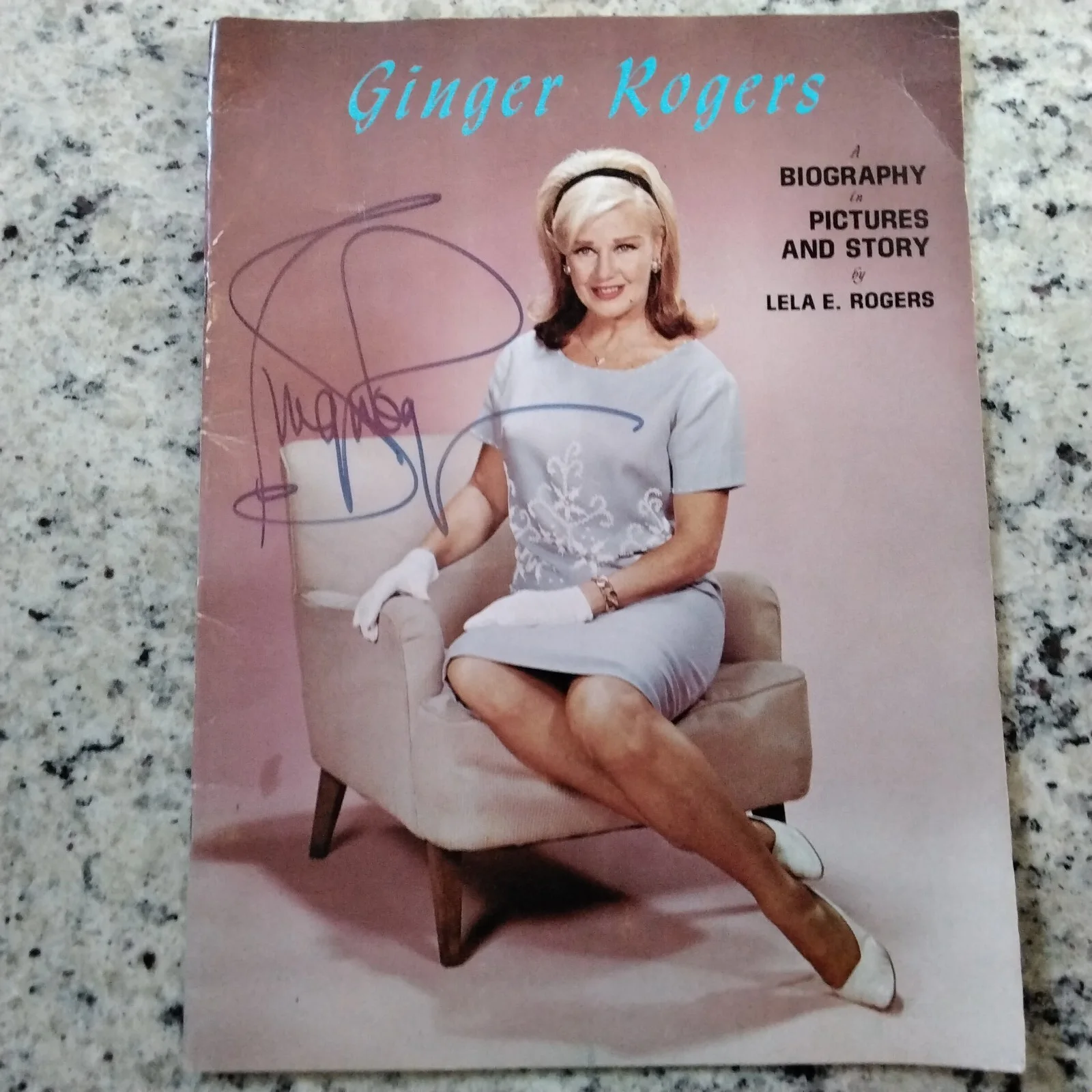 Ginger Rogers SIGNED 1967 Booklet Movie Actress Dancer Astaire Films Life Photos, изображение 2