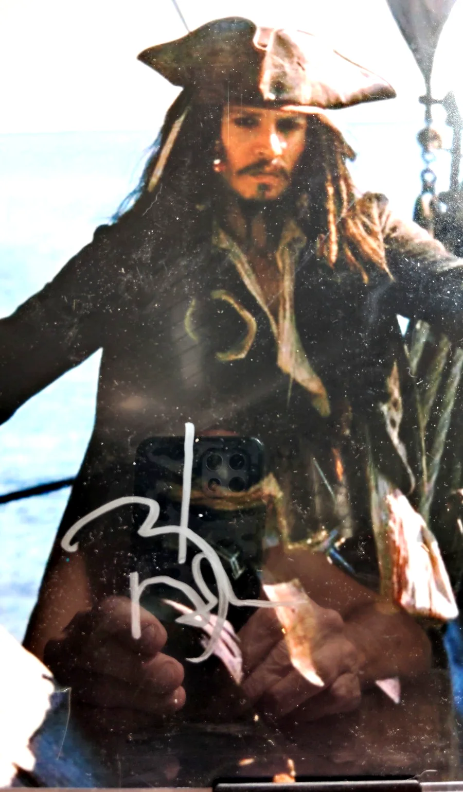 Johnny Depp — SIGNED BY JOHNNY DEPP DISNEY'S PIRATES JACK SPARROW 8X10 AUTO PHOTO BECKETT COA, image 2