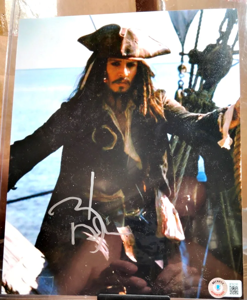 Johnny Depp — SIGNED BY JOHNNY DEPP DISNEY'S PIRATES JACK SPARROW 8X10 AUTO PHOTO BECKETT COA, image 3