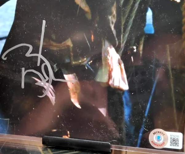 Johnny Depp — SIGNED BY JOHNNY DEPP DISNEY'S PIRATES JACK SPARROW 8X10 AUTO PHOTO BECKETT COA, image 4