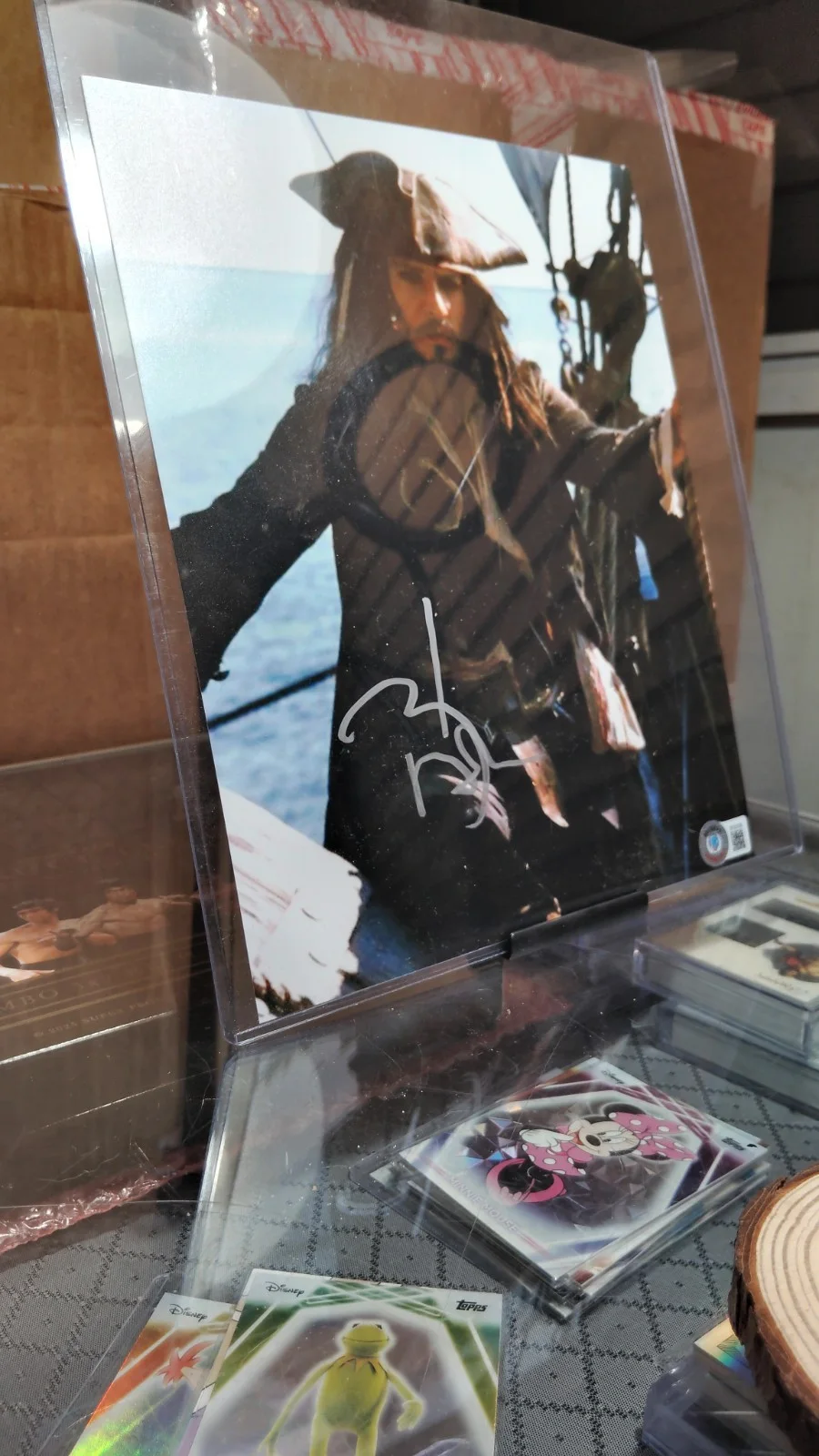 Johnny Depp — SIGNED BY JOHNNY DEPP DISNEY'S PIRATES JACK SPARROW 8X10 AUTO PHOTO BECKETT COA, image 5
