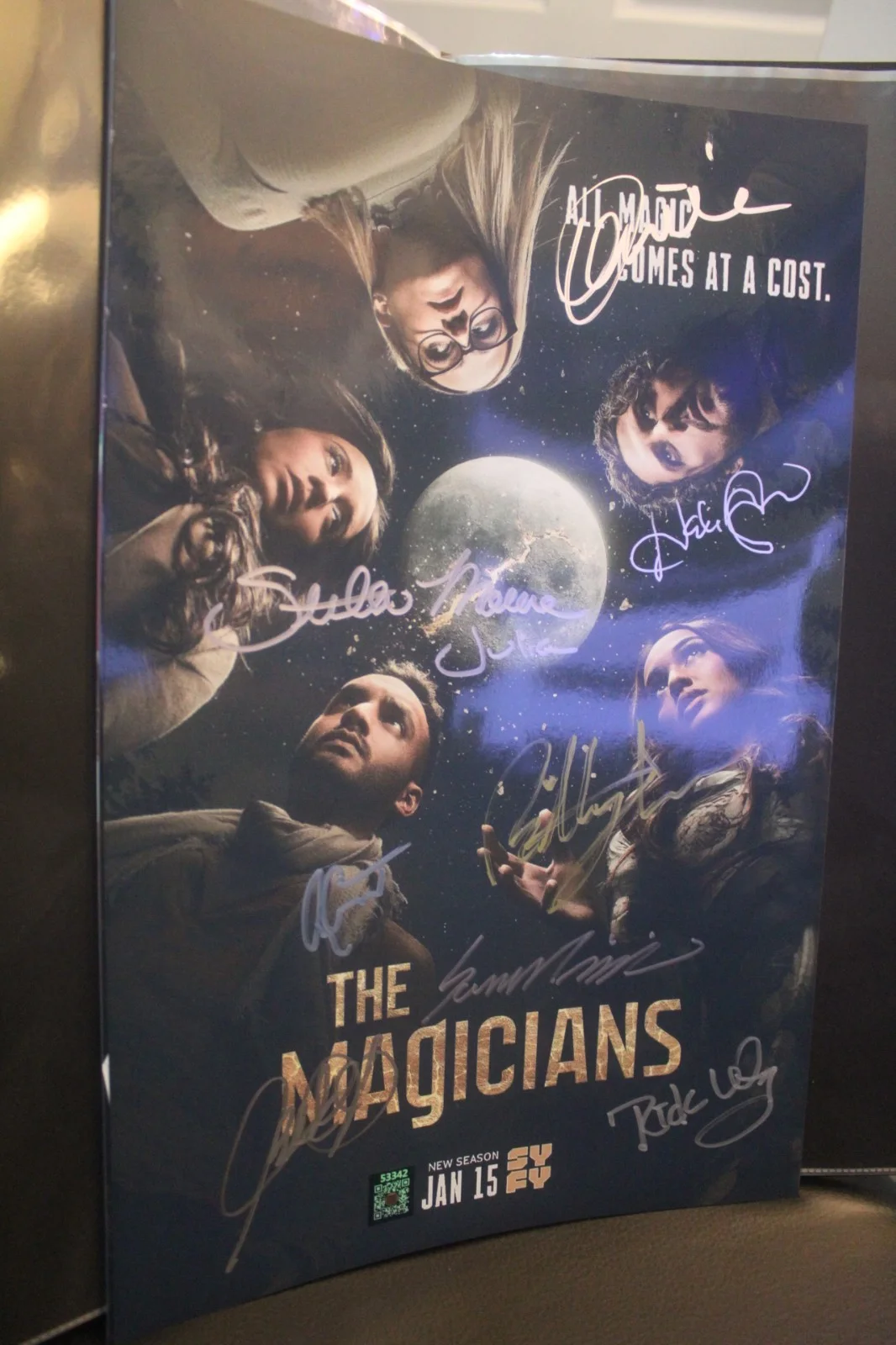 STELLA MAEVE, OLIVIA DUDLEY, HALE APPLEMAN, ARJUN GUPTA, SUMMER B — Signed Poster - The Magicians -TV Series- STELLA MAEVE, OLIVIA - 11x17 +COA, изображение 2