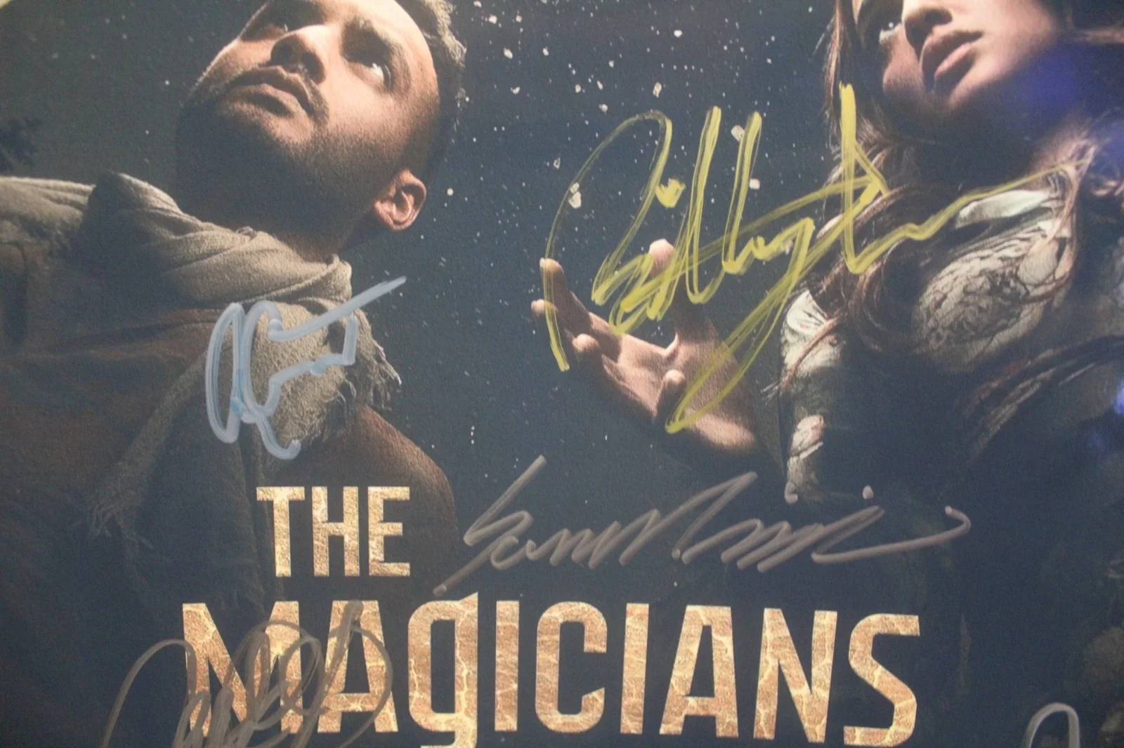 STELLA MAEVE, OLIVIA DUDLEY, HALE APPLEMAN, ARJUN GUPTA, SUMMER B — Signed Poster - The Magicians -TV Series- STELLA MAEVE, OLIVIA - 11x17 +COA, изображение 3