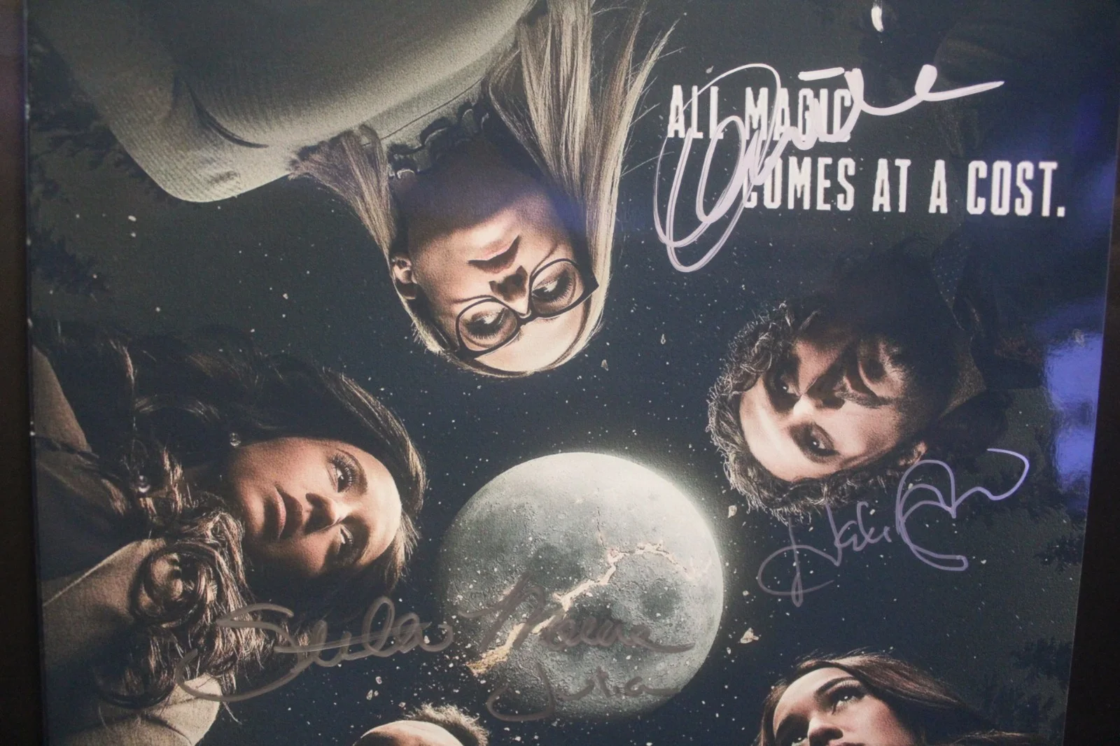 STELLA MAEVE, OLIVIA DUDLEY, HALE APPLEMAN, ARJUN GUPTA, SUMMER B — Signed Poster - The Magicians -TV Series- STELLA MAEVE, OLIVIA - 11x17 +COA, изображение 4