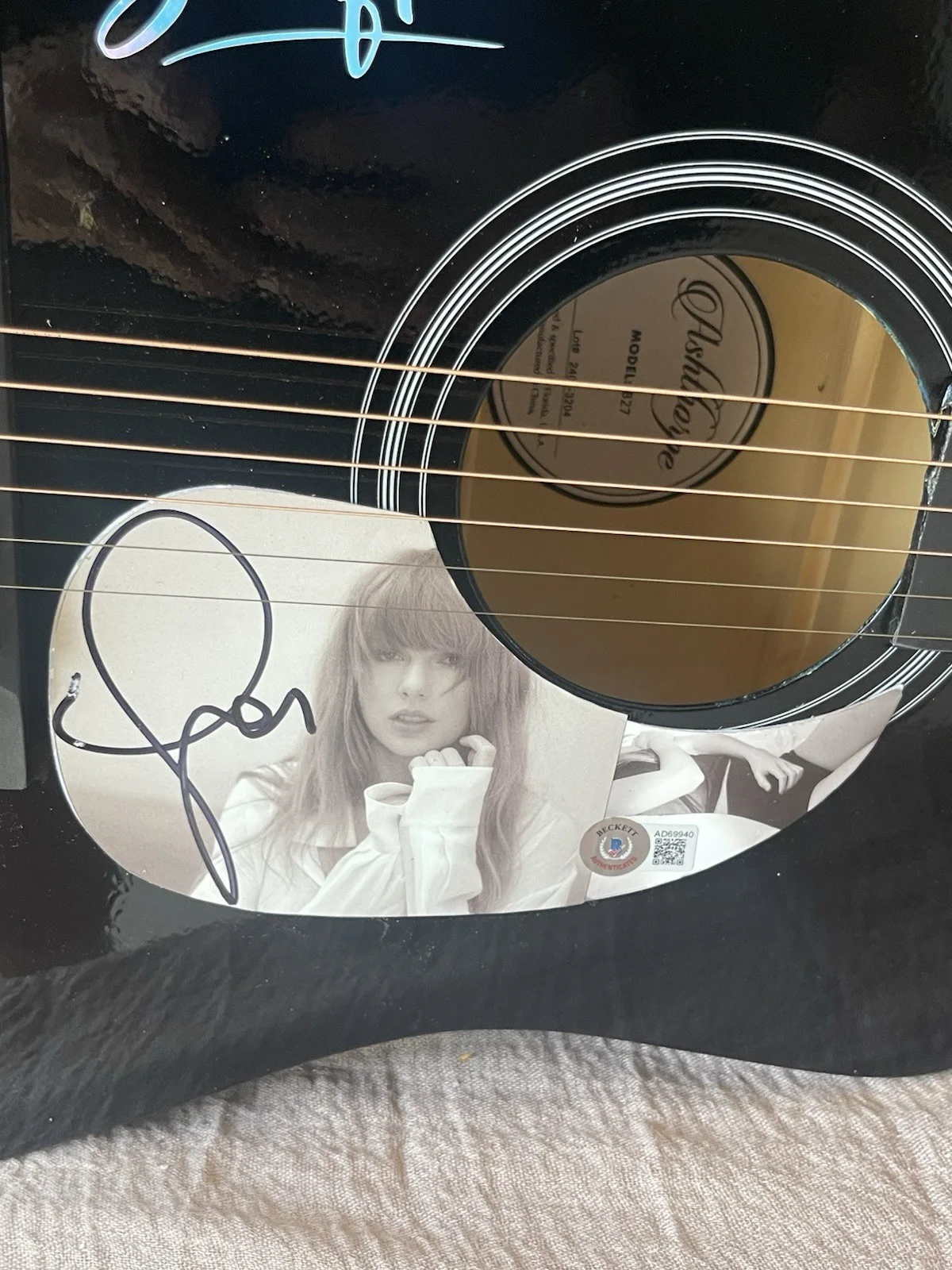Taylor Swift — Taylor Swift Signed Full-size Signed Guitar - Beckett COA, image 2