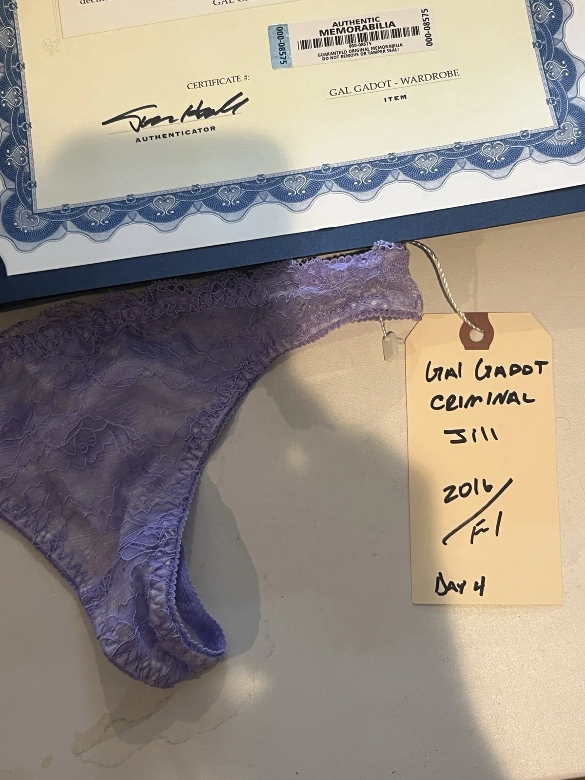 Gal Gadot - Criminal authenic memorbilia with COA, image 2