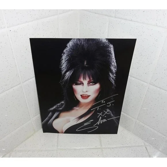 Elvira — Elvira Autographed 8 by 10 photo Mistress of the Dark Cassandra Peterson, изображение 2