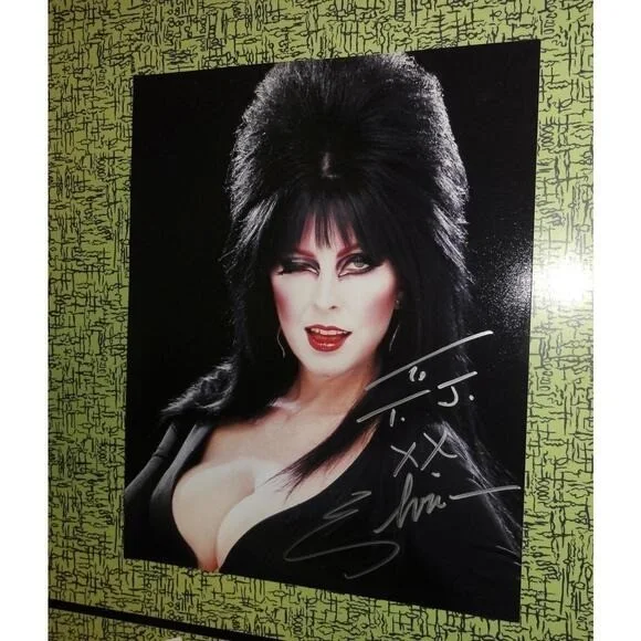 Elvira — Elvira Autographed 8 by 10 photo Mistress of the Dark Cassandra Peterson, изображение 3