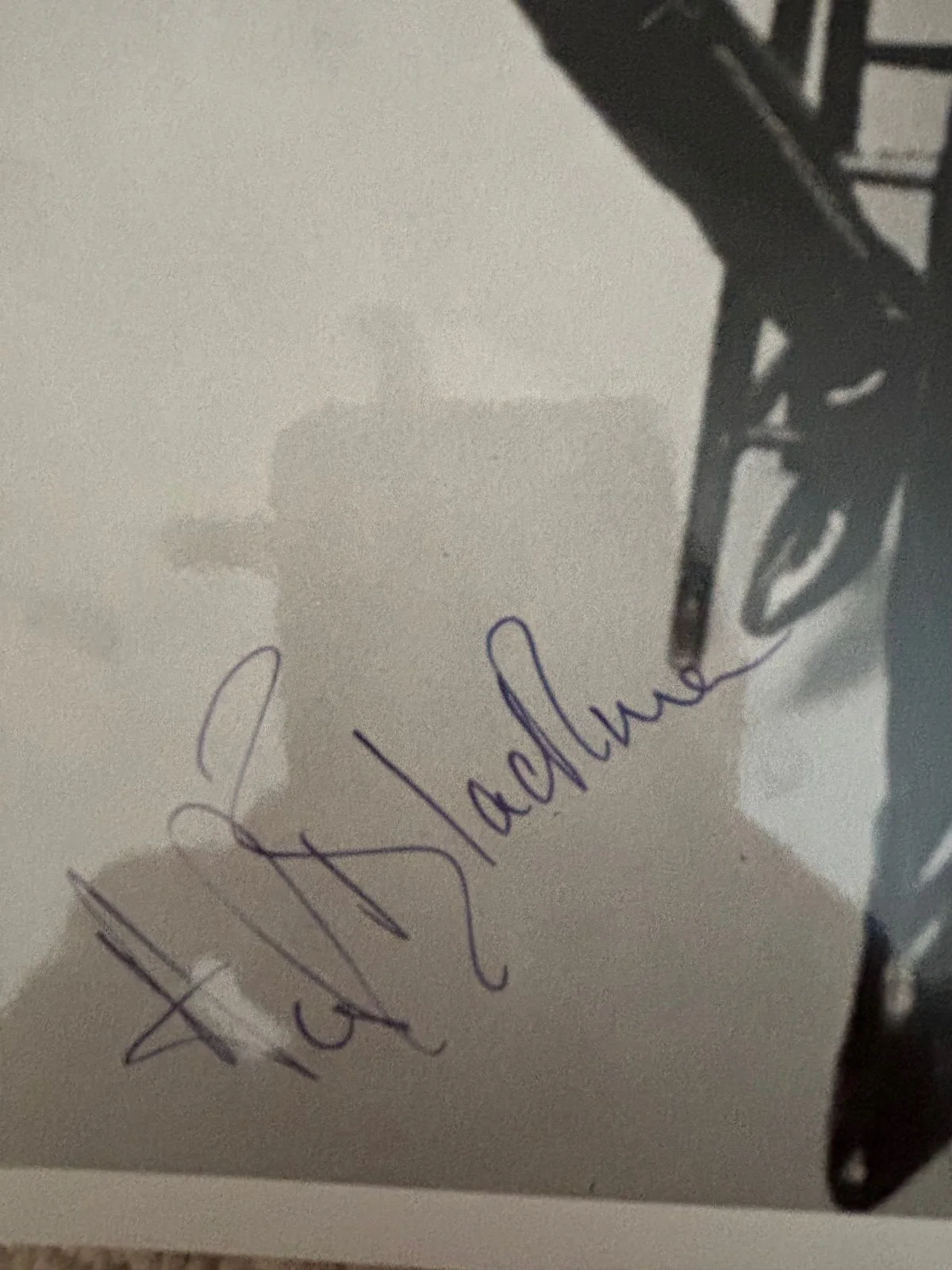 Honor Blackman — Honor Blackman – Signed (8” x 10”) Black and White Autographed Photo, изображение 2