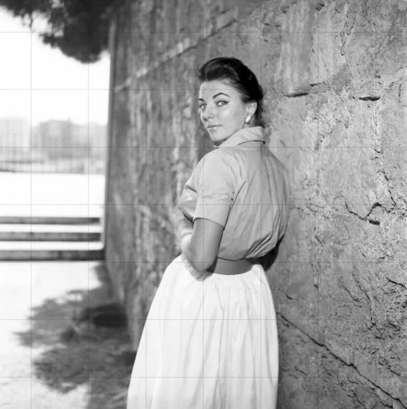 JOAN COLLINS - FOUR (4) 8" x 8" Promotional Portrait Photographs 1950s & 1960s, изображение 3