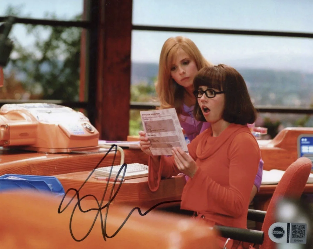 Linda Cardellini — Linda Cardellini Scooby Doo Movie Velma Signed Autographed 8x10 Photo SWAU COA