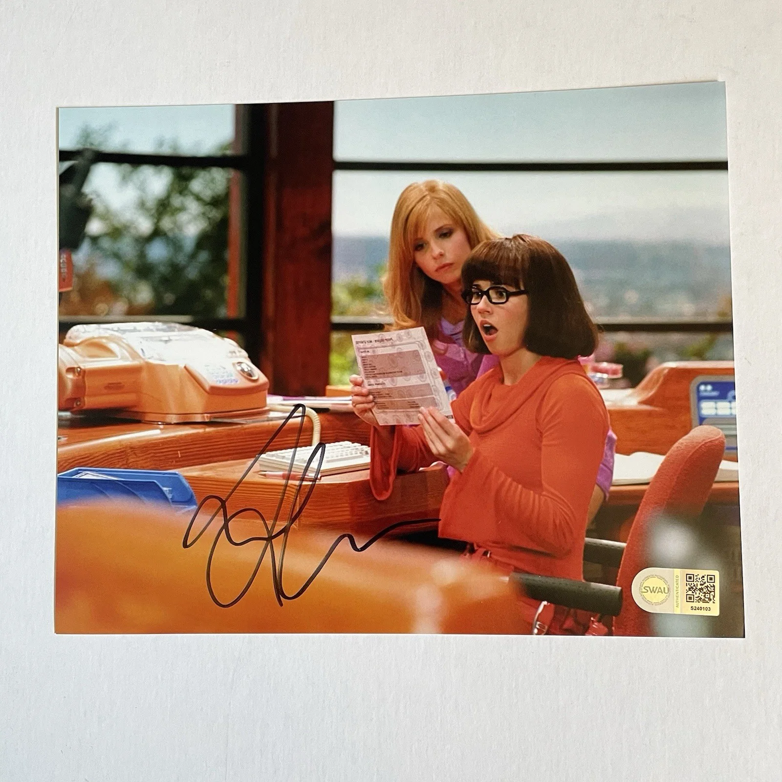 Linda Cardellini — Linda Cardellini Scooby Doo Movie Velma Signed Autographed 8x10 Photo SWAU COA, изображение 2