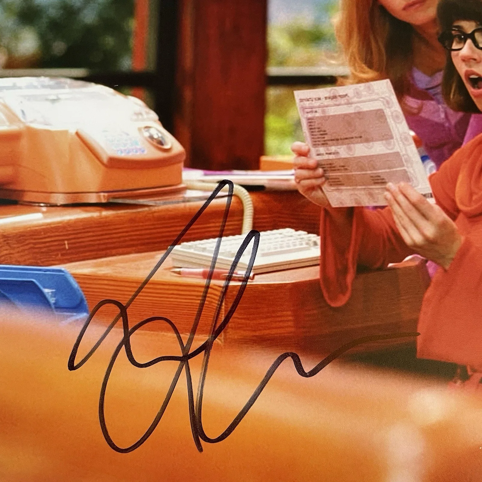Linda Cardellini — Linda Cardellini Scooby Doo Movie Velma Signed Autographed 8x10 Photo SWAU COA, изображение 3