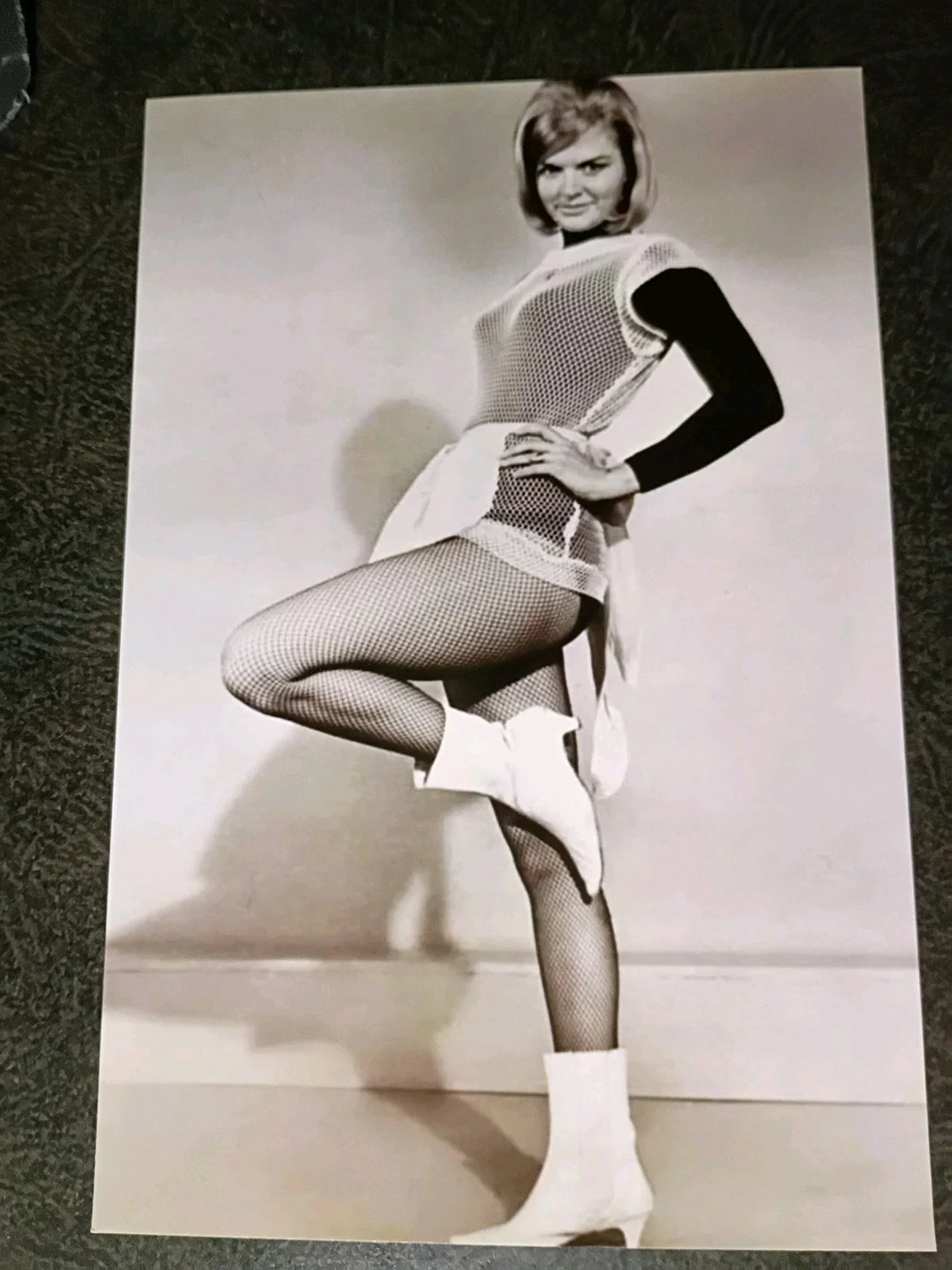 LUREE HOLMES Hand Signed Autograph CUT With Photo - SEXY ACTRESS - BIKINI BEACH, изображение 3