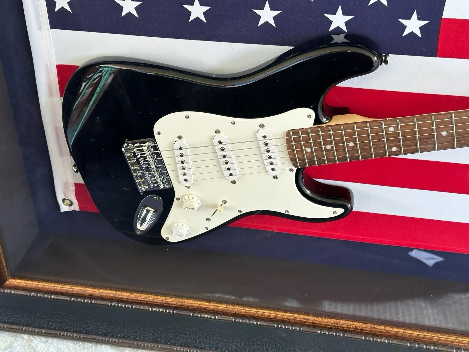 Bruce Springsteen Signed Album & Guitar w/Flag The Boss, image 3