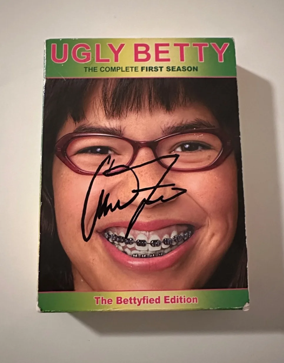 America Ferrera — America Ferrera signed ugly Betty DVD Betty La Fea Betty Suarez Superstore, изображение 2