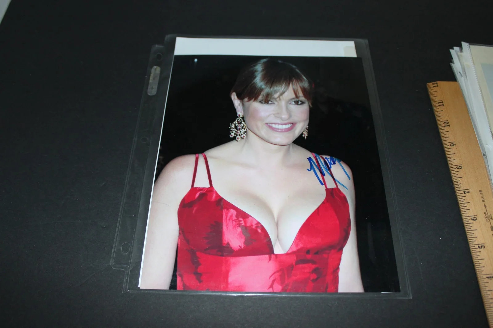 Mariska Magdolna Hargitay — Photo 8x10 Autograph Mariska Hargitay Signed auto Photo 8x10 COA red dress, изображение 2