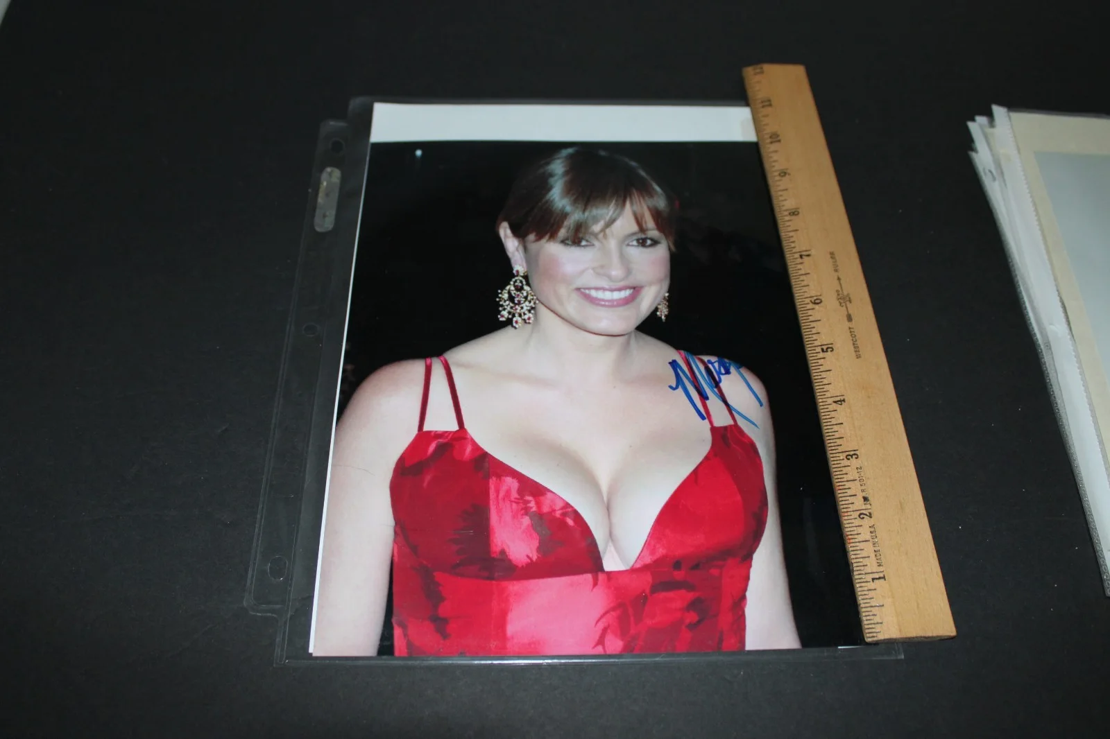 Mariska Magdolna Hargitay — Photo 8x10 Autograph Mariska Hargitay Signed auto Photo 8x10 COA red dress, изображение 3