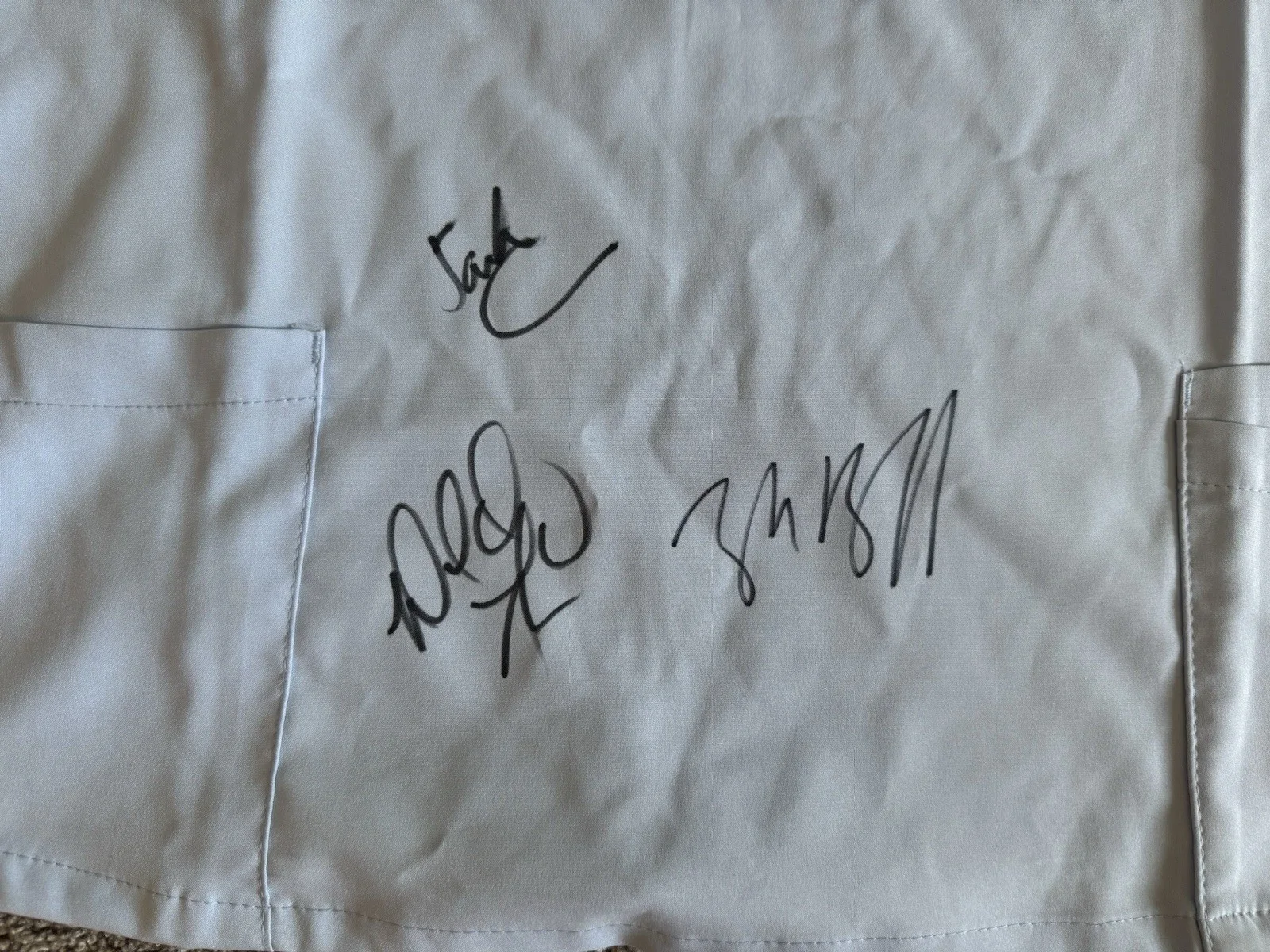 Scrubs Signed Scrub shirt x3 Sarah Chalke, Zach Braff, Donald Faison SWAU LOA 2, изображение 3