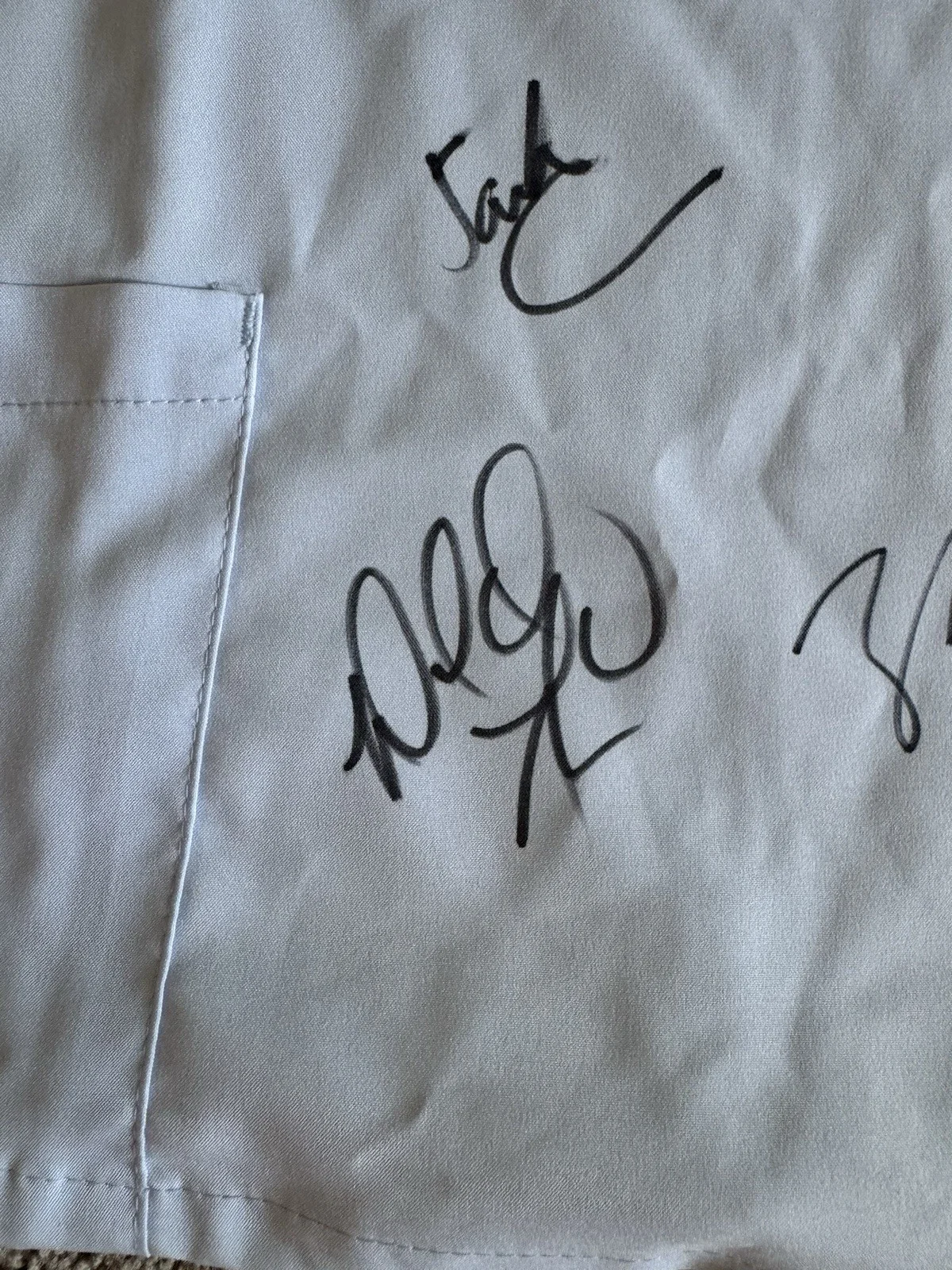 Scrubs Signed Scrub shirt x3 Sarah Chalke, Zach Braff, Donald Faison SWAU LOA 2, изображение 4