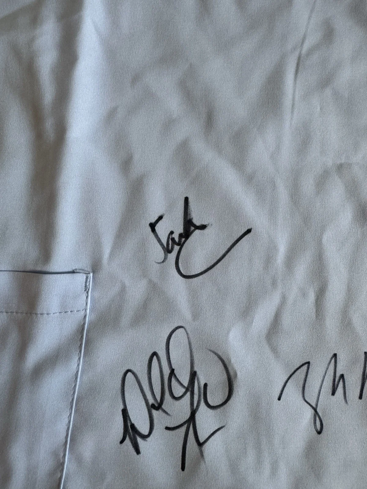 Scrubs Signed Scrub shirt x3 Sarah Chalke, Zach Braff, Donald Faison SWAU LOA 2, изображение 5