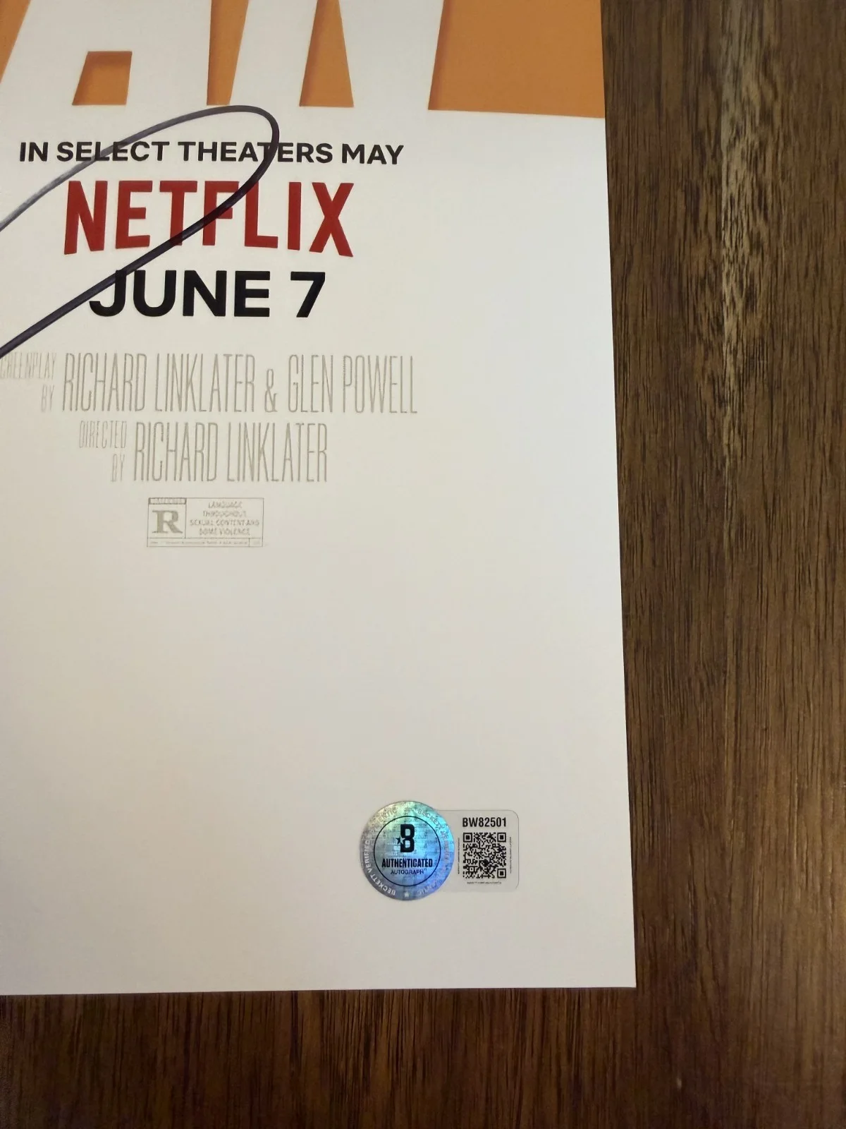 Glen Powell 'Hit Man' Signed 12x18 Photo ‘Gary Johnson’ Beckett Certified, изображение 2