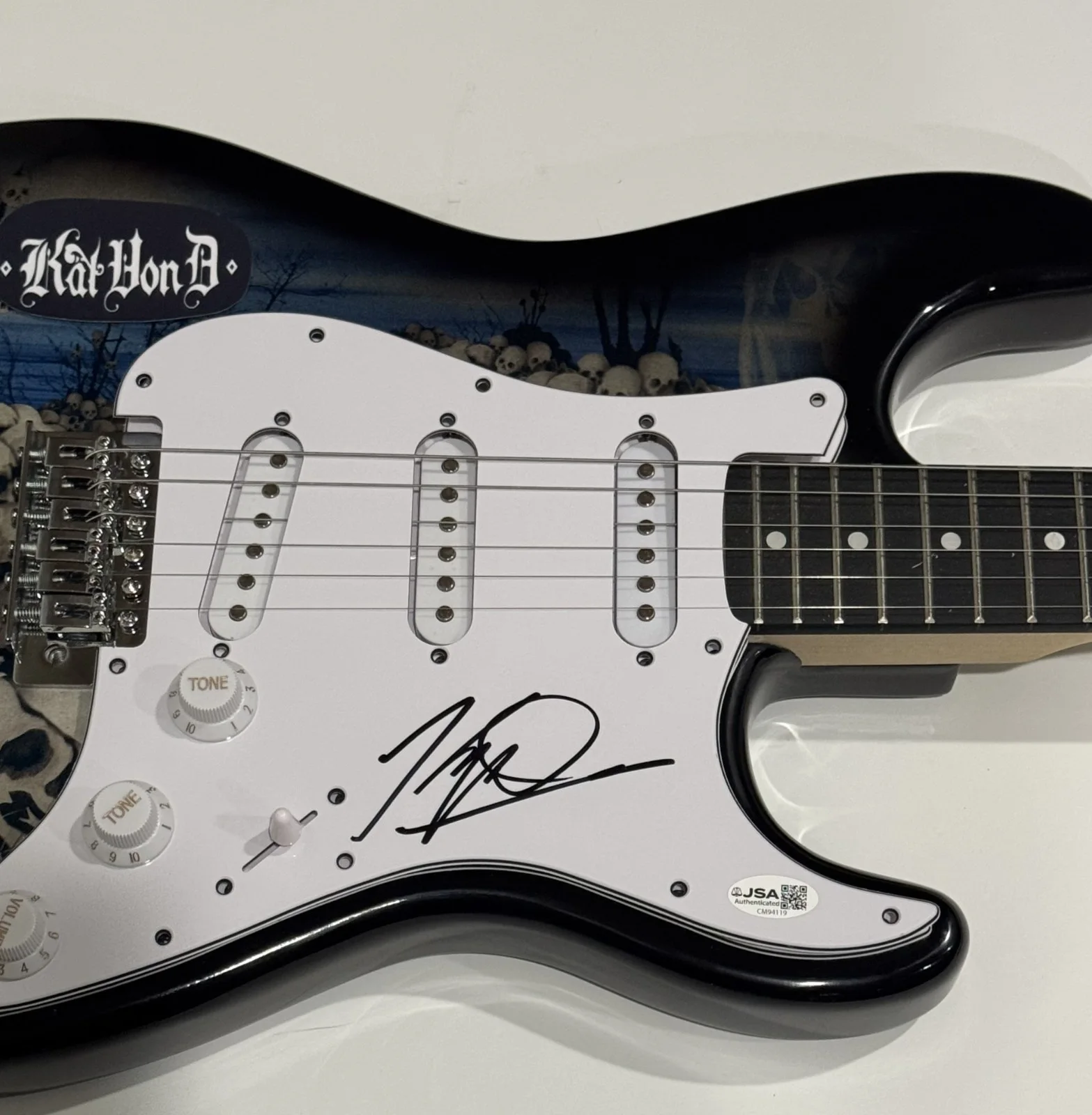 KAT VON D SIGNED SKULL ELECTRIC GUITAR LA INK RARE JSA COA, изображение 2