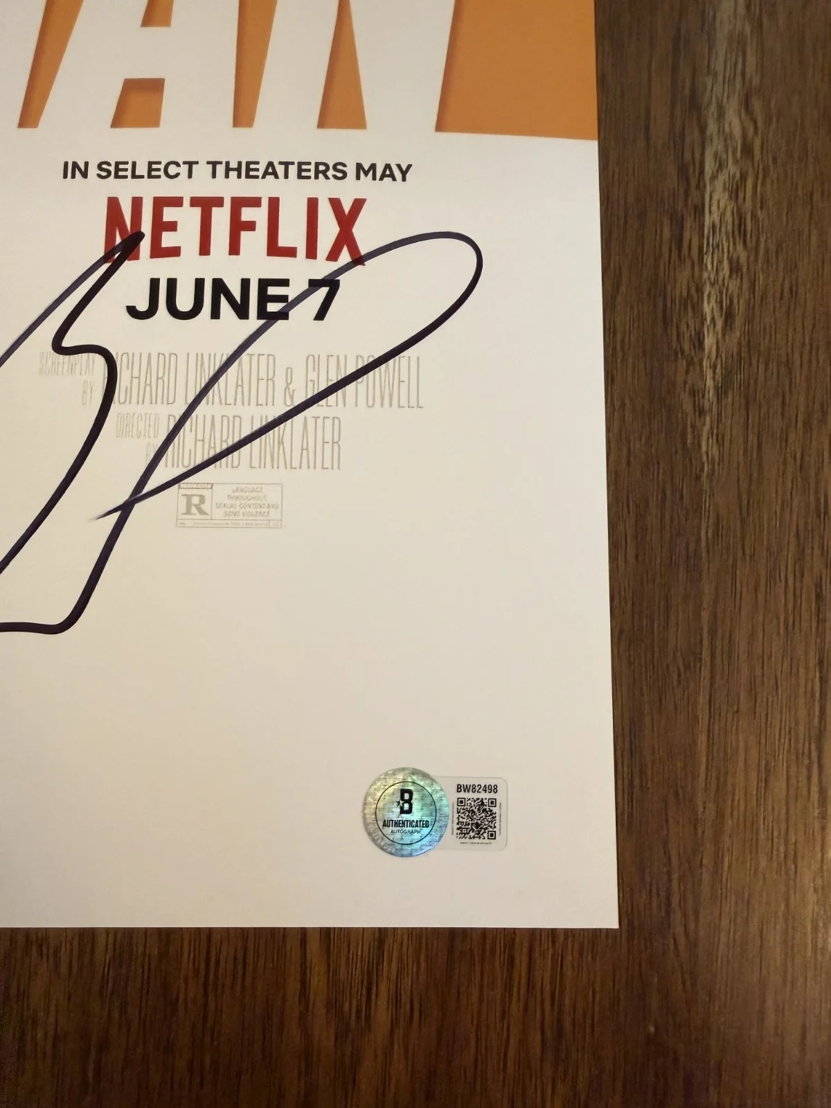 Glen Powell 'Hit Man' Signed 12x18 Photo ‘Gary Johnson’ Beckett Certified, изображение 2