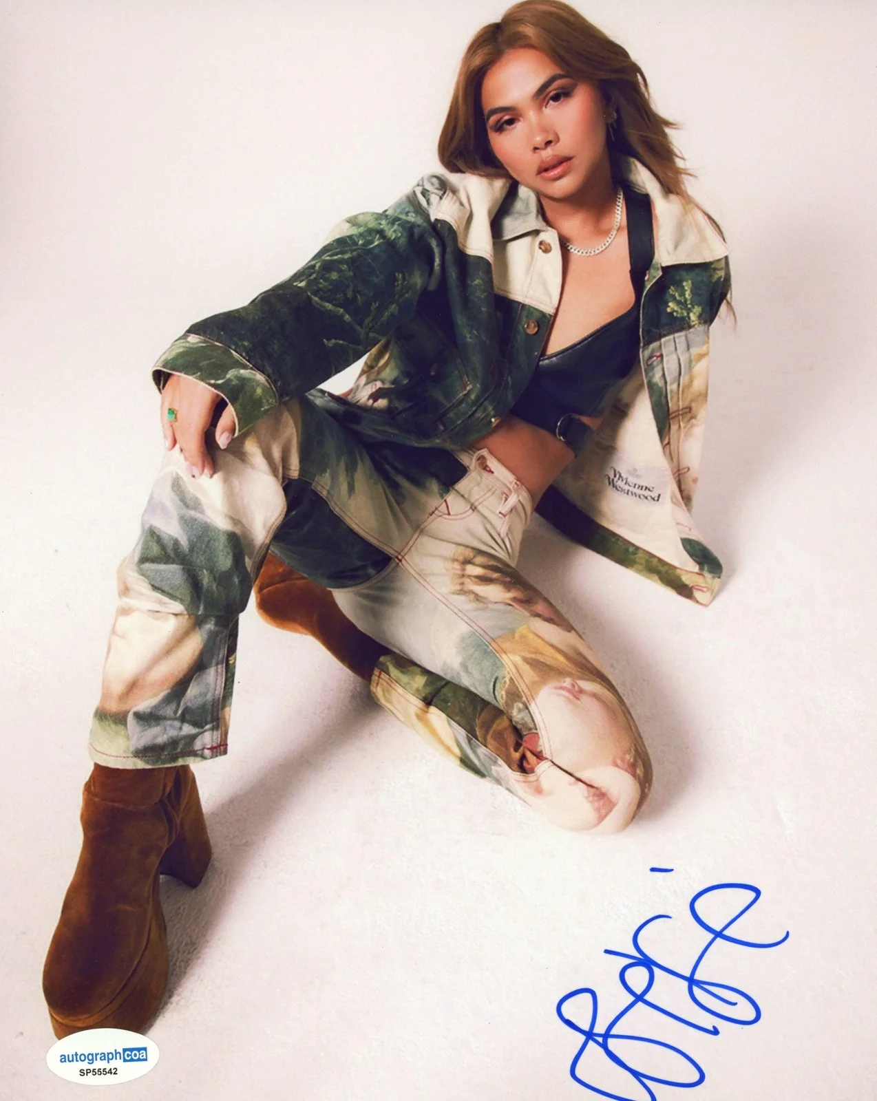Hayley Kiyoko — Hayley Kiyoko "Expectations" Singer AUTOGRAPH Signed Autographed 8x10 Photo ACOA, изображение 2