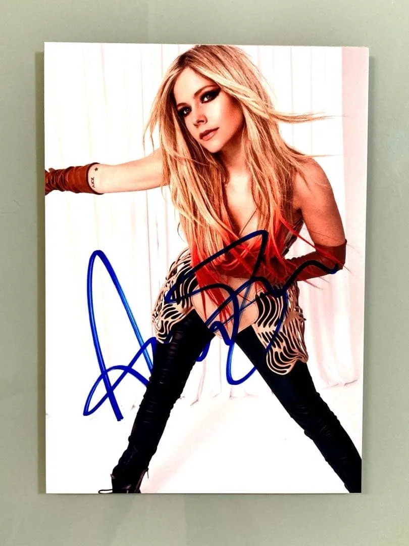 Avril Lavigne Signed 2L Photo Music Collectible With Certificate Japan, изображение 3