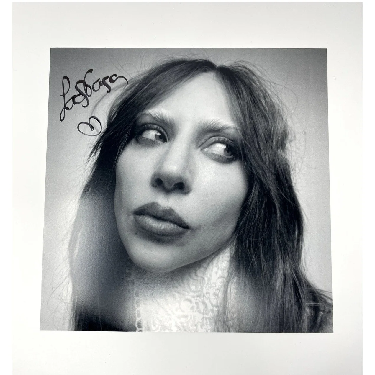 Lady Gaga Mayhem Vinyl SIGNED Autographed 180g Black Vinyl Alternate Art Card, изображение 3