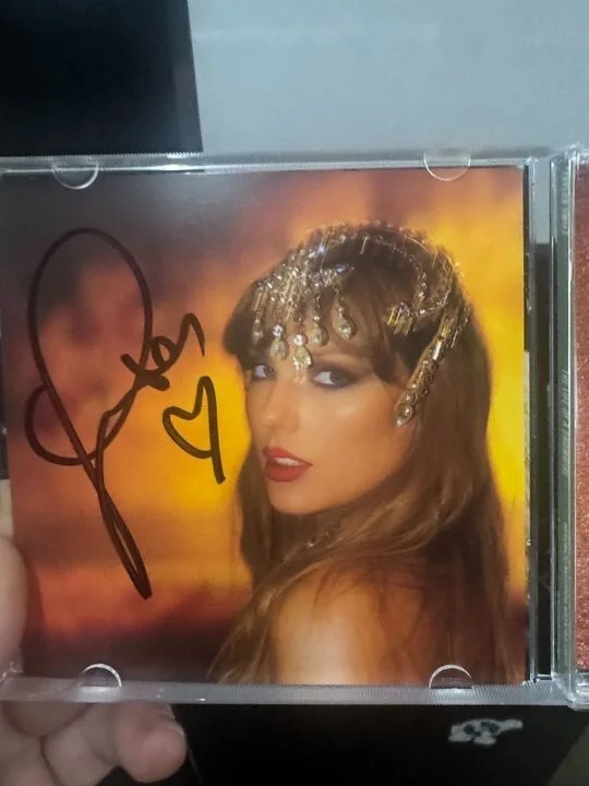 Taylor Swift Signed The Life of a Showgirl CD Photo #1 med long autograph, изображение 2
