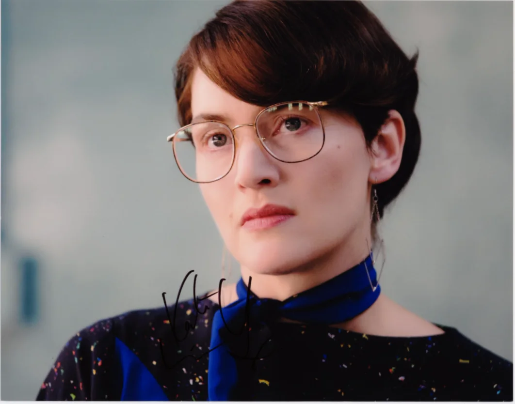 Kate Winslet — Kate Winslet Titanic Jobs Autographed Signed 11x14 Photo AMCo COA 18063