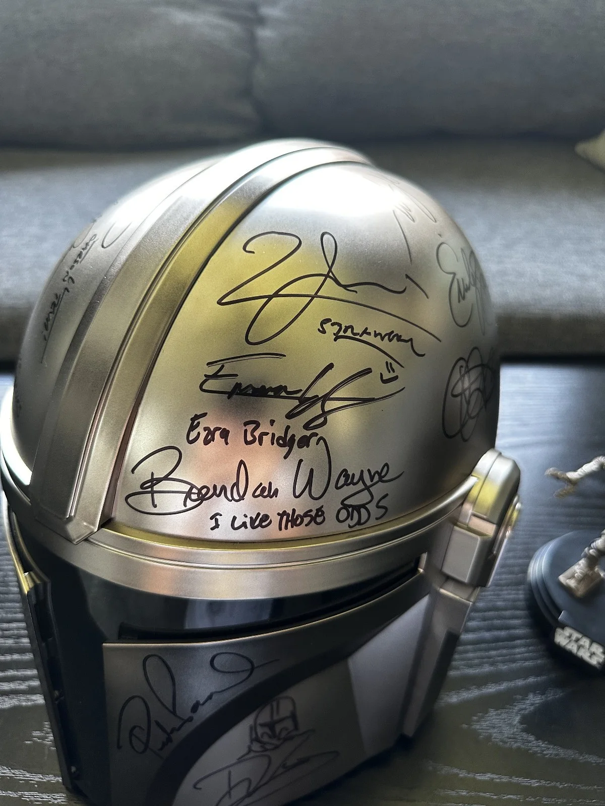 Pedro Pascal — Star Wars The Mandalorian Signed Helment-Cast/Crew Signed Premiere Grogu Prop, image 5