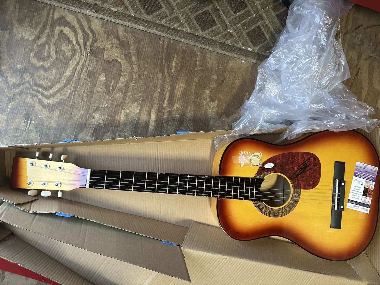 Vintage BRANTLEY GILBERT JSA CERTIFIED SIGNED ACOUSTIC GUITAR NEW IN BOX, изображение 2
