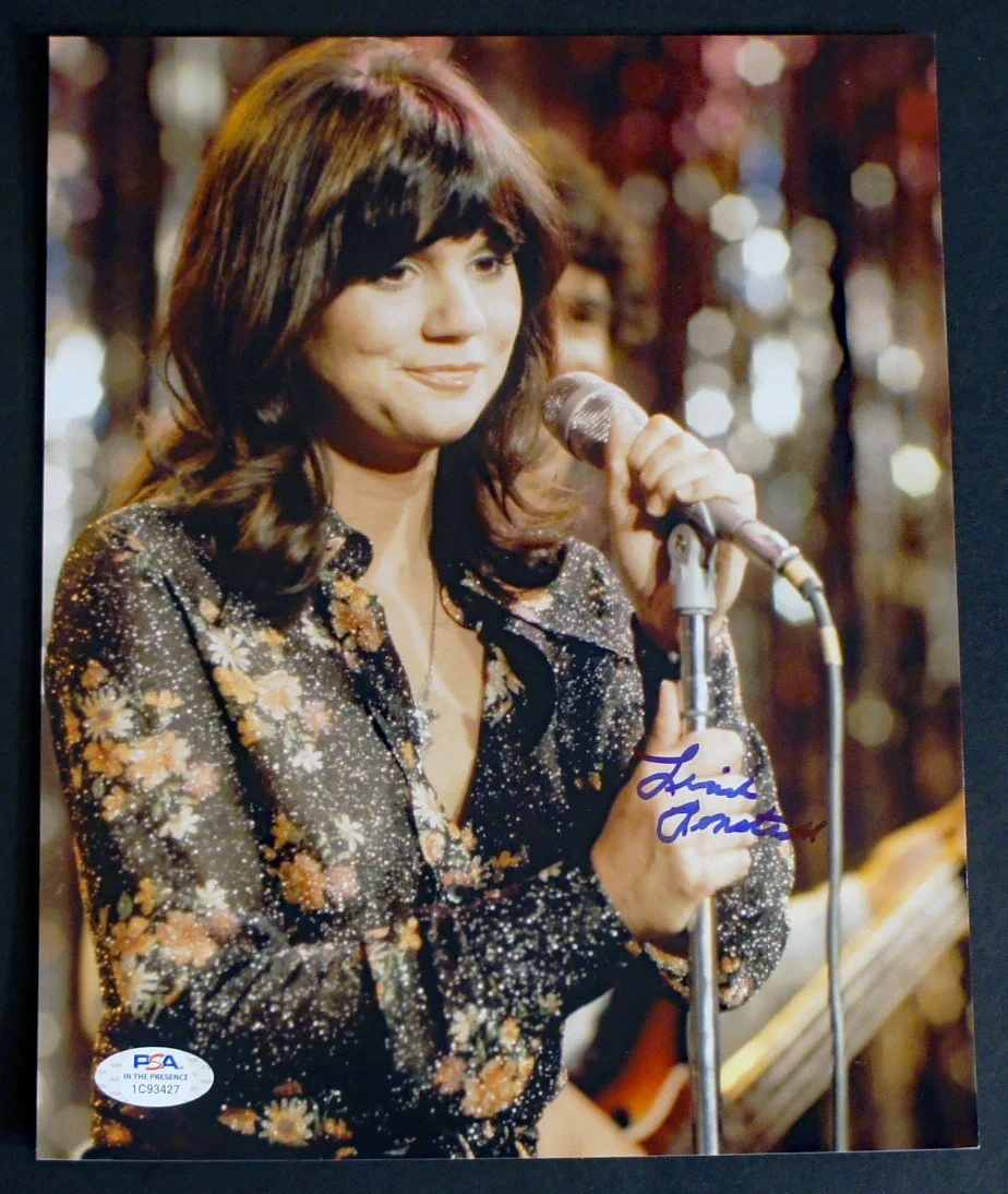LINDA RONSTADT SIGNED - PSA Certified - Beautiful 8x10 Concert Photo!, изображение 2