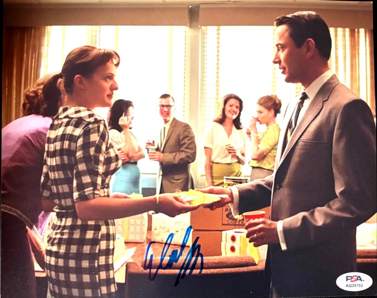 Elisabeth Moss — ELISABETH MOSS SIGNED AUTOGRAPHED 8X10 PHOTO MAD MEN THE WEST WING RARE PSA COA