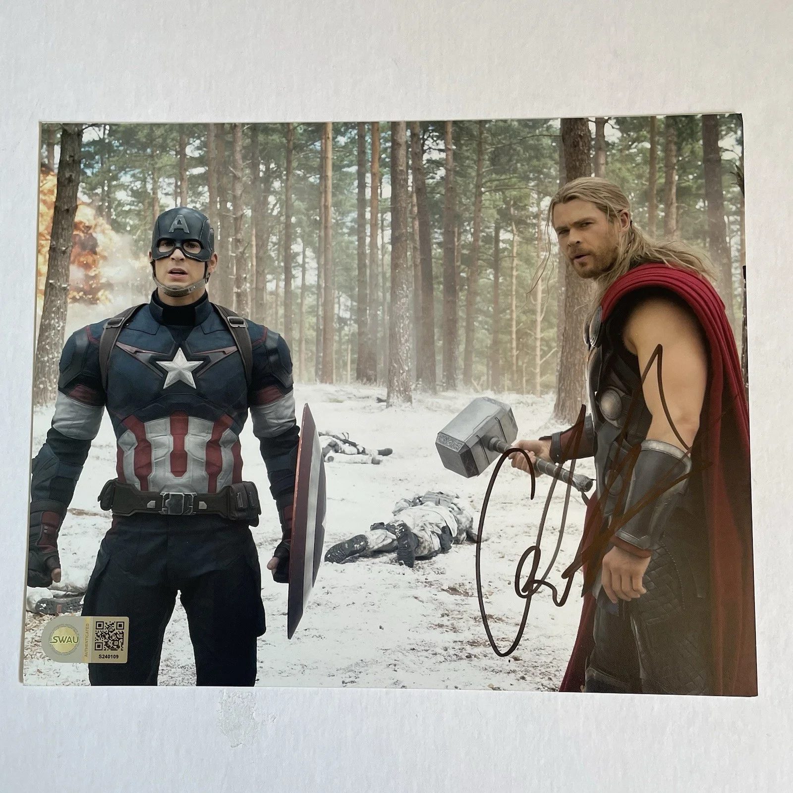 Chris Hemsworth — Actor Chris Hemsworth Signed 8 X 10 Photo Authentication SWAU COA Thor Marvel, image 2