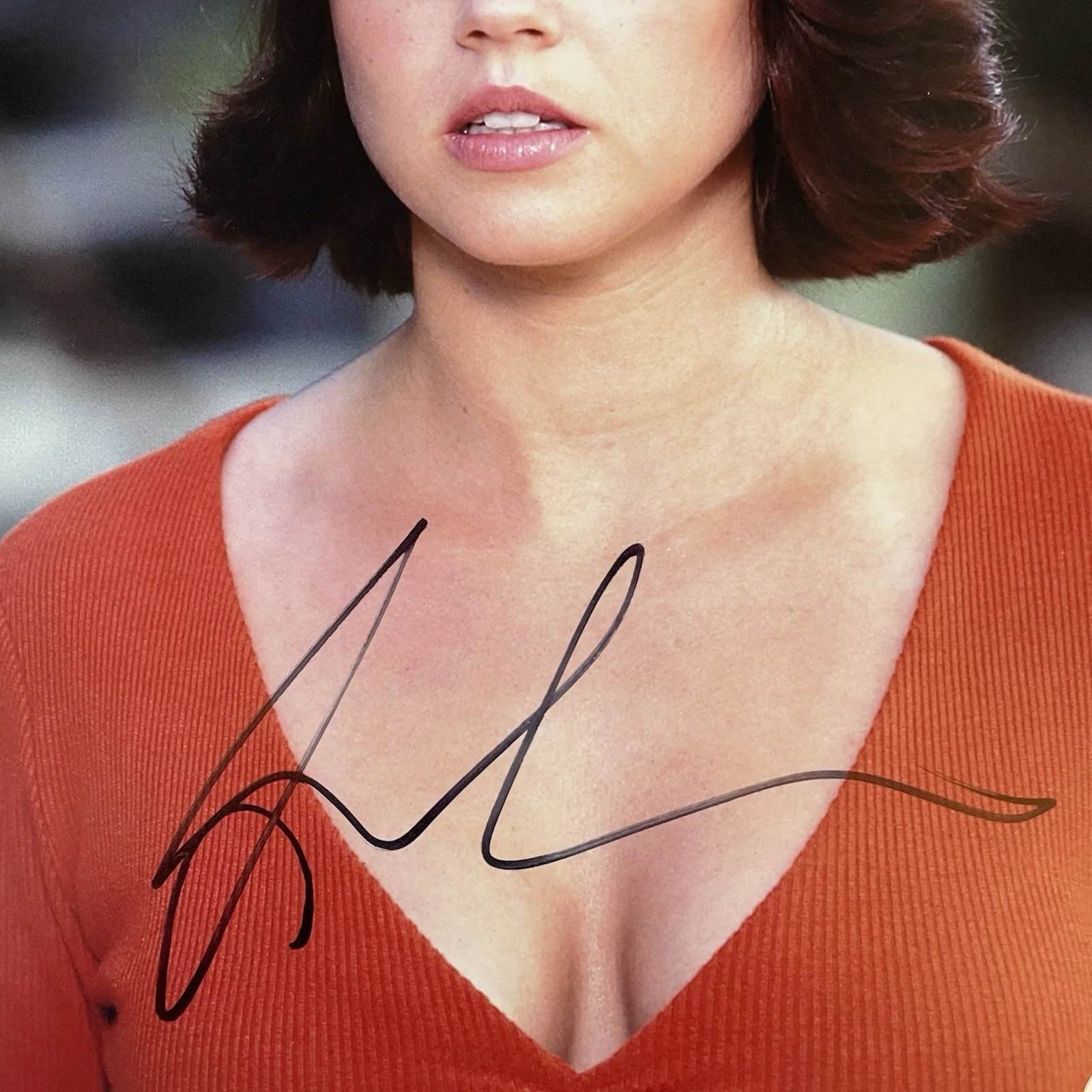 Linda Cardellini — Linda Cardellini Scooby Doo Velma Signed Autographed 8x10 Photo SWAU COA, изображение 3