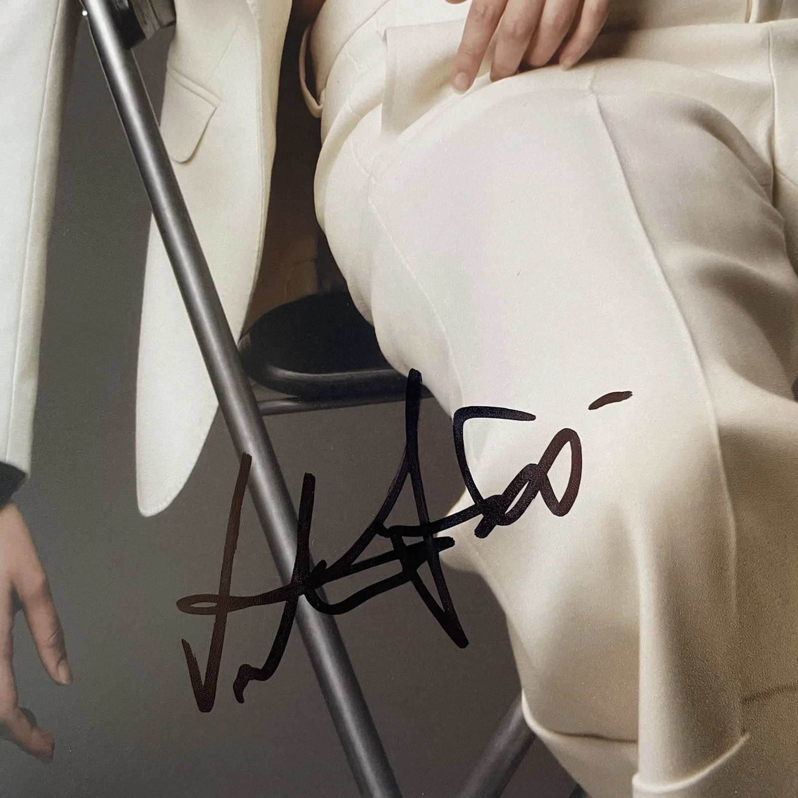 Victoria Pedretti — Victoria Pedretti signed 8x10 Photo YOU Forbidden Fruits SWAU Authentication, изображение 3